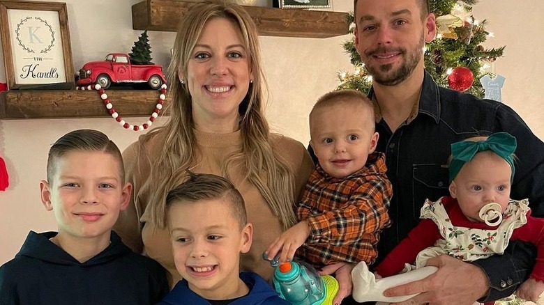 Briana e Ryan Culberson posano davanti all'albero di Natale con i loro quattro figli