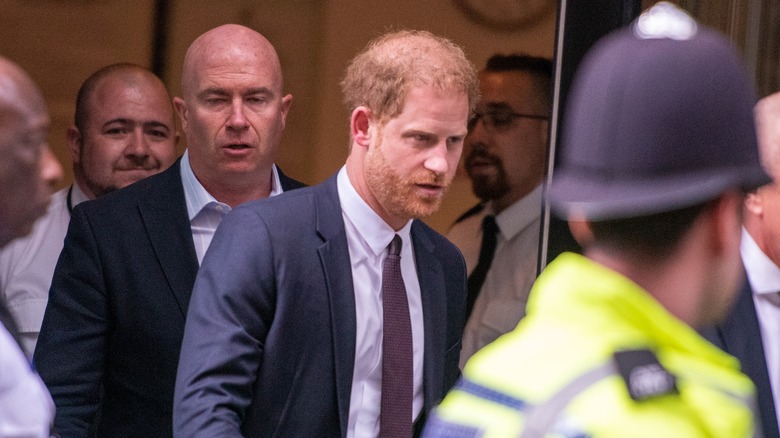 Il principe Harry fuori dal tribunale