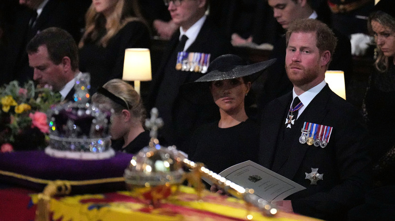 Meghan e Harry guardano la bara della regina Elisabetta