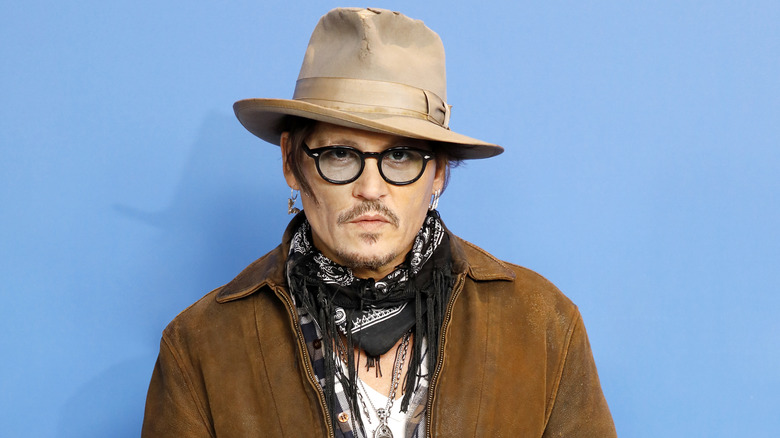 Johnny Depp posa con cappello marrone