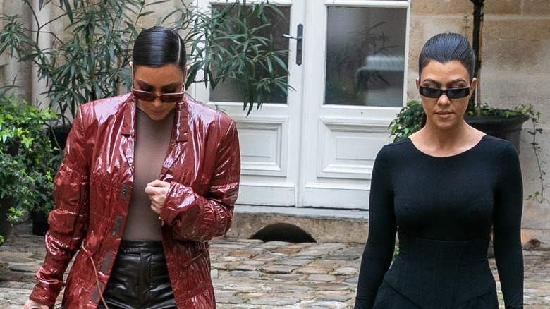 Kim e Kourtney Kardashian camminano