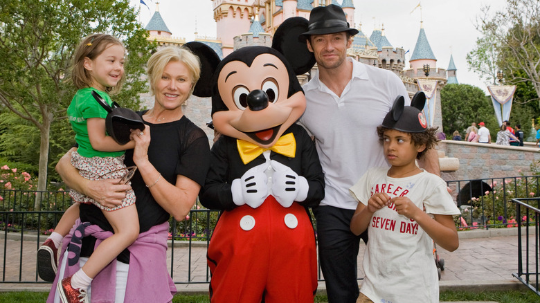 Hugh Jackman posa con la moglie e i figli alla Disney