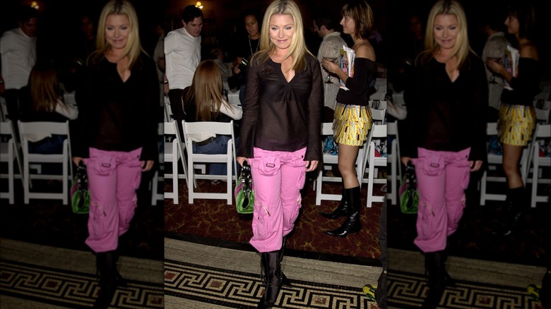 Kelly Ripa indossa pantaloni rosa