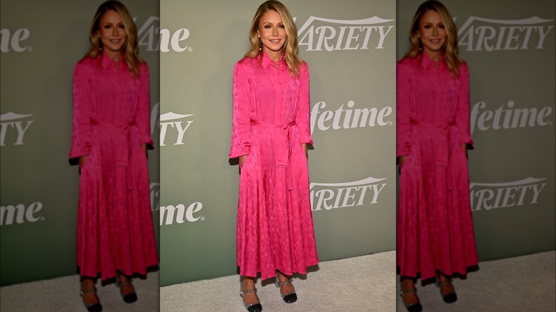 Kelly Ripa indossa un abito rosa