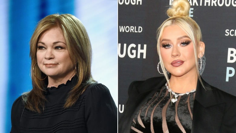 Valerie Bertinelli sorride e Christina Aguilera sorride