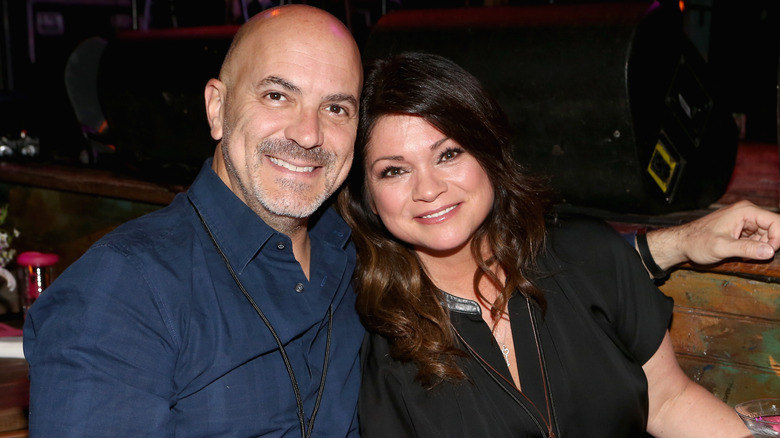 Tom Vitale e Valerie Bertinelli sorridono