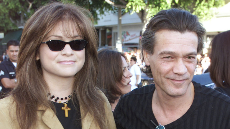 Valerie Bertinelli e Eddie Van Halen sorridono e camminano