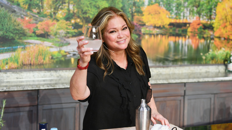 Valerie Bertinelli alza un bicchiere e sorride