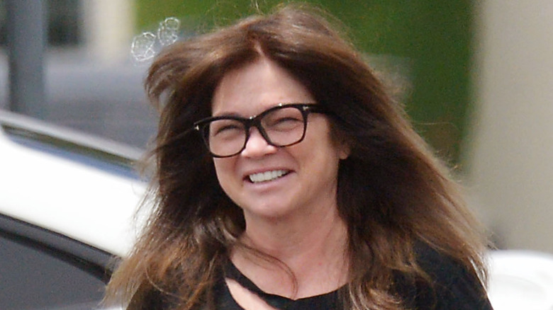 Valerie Bertinelli cammina per strada