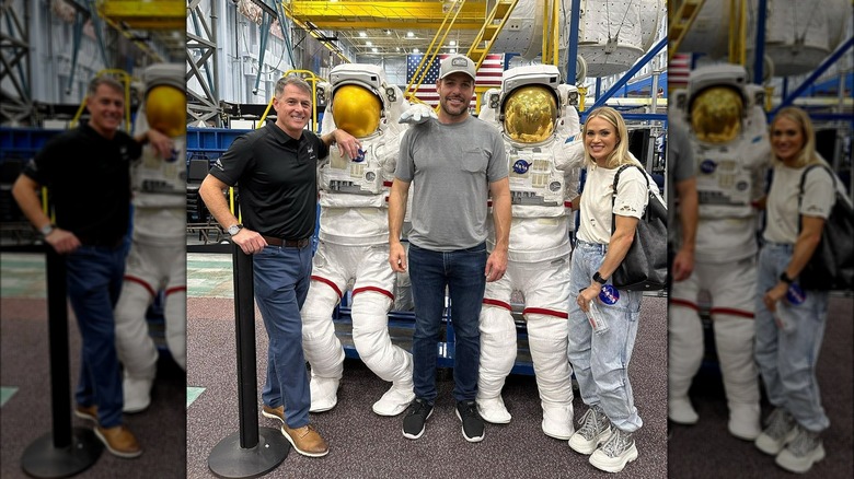 Mike Fisher, Carrie Underwood posano con tute da astronauta