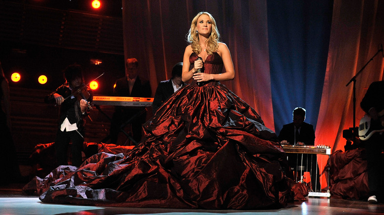 Carrie Underwood indossa un abito rosso