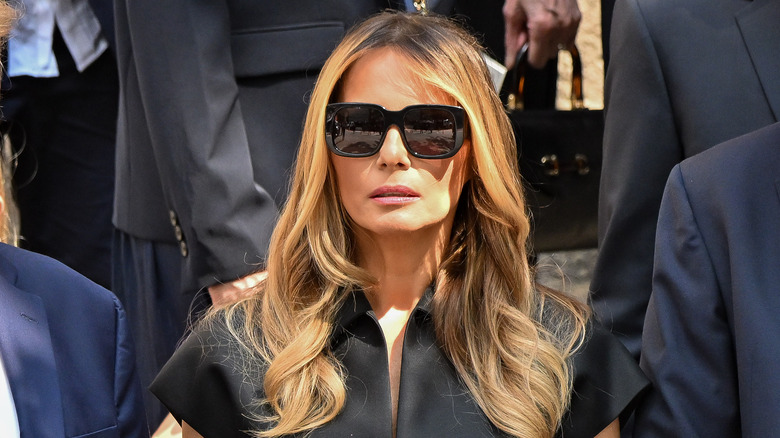 Melania Trump indossa occhiali da sole