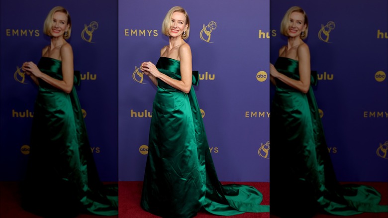 Naomi Watts indossa un abito verde