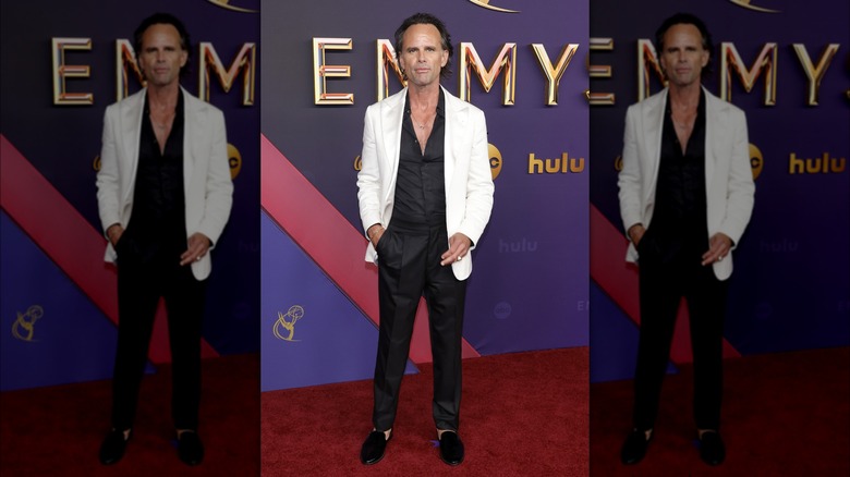 Walter Goggins indossa un blazer bianco