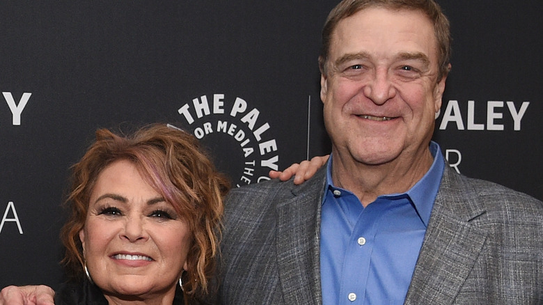 Roseanne Barr John Goodman sorridente