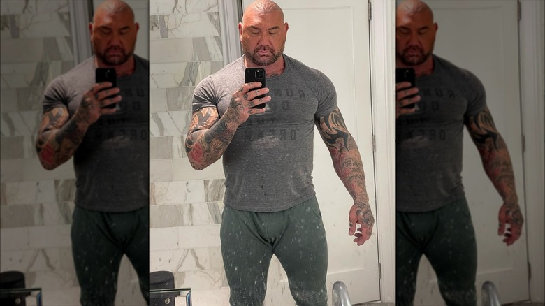 Dave Bautista scatta un selfie allo specchio