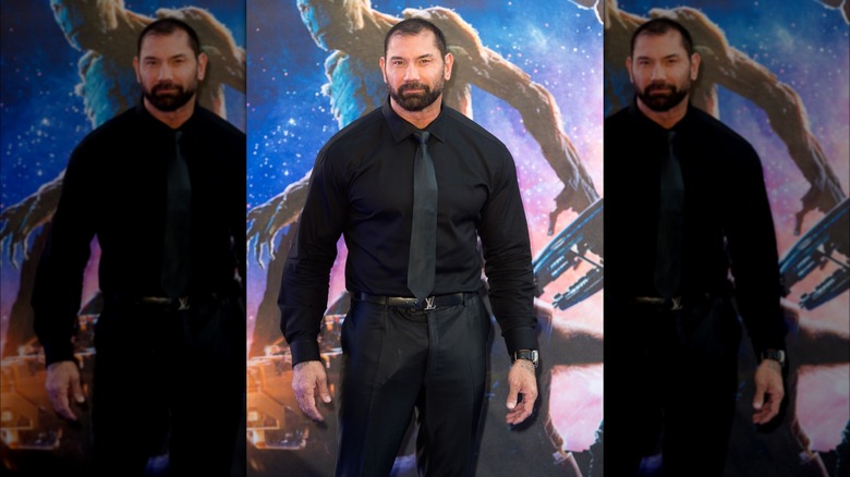 Dave Bautista indossa un completo completamente nero