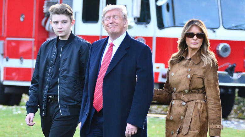 Barron Trump cammina con i suoi genitori