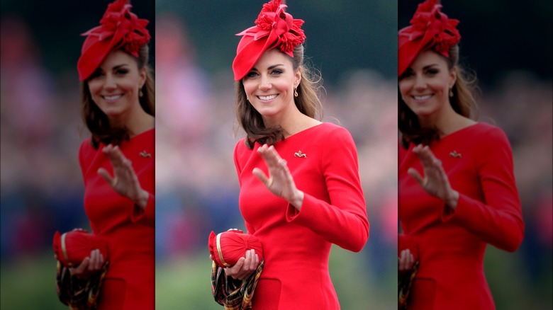 Kate Middleton indossa un abito rosso e un cappello rosso