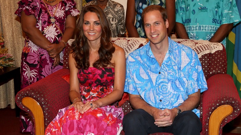 Kate Middleton e il principe William seduti uno accanto all'altro