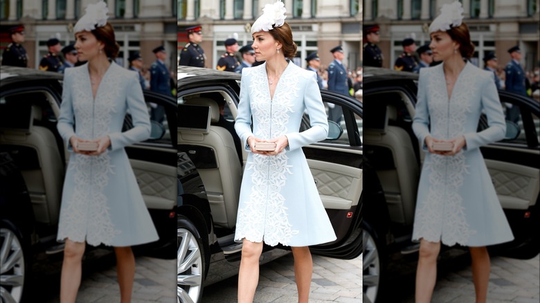 Kate Middleton indossa un abito azzurro e un cappello bianco