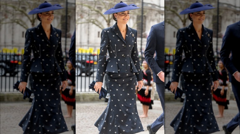 Kate Middleton indossa un tailleur con gonna blu navy