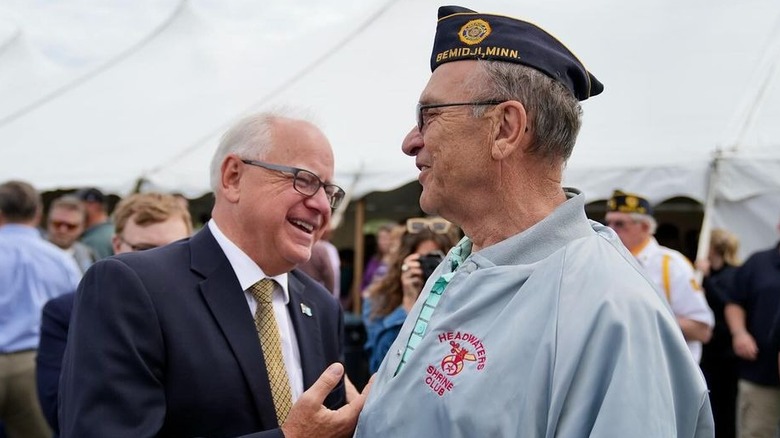 Tim Walz incontra i veterani