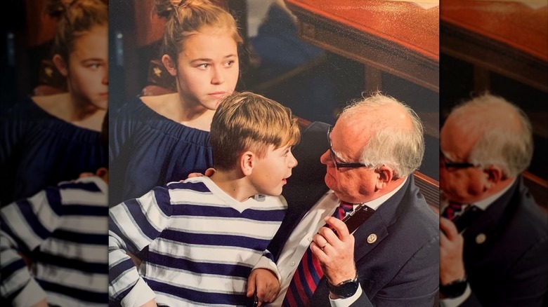 Tim Walz con i suoi due figli