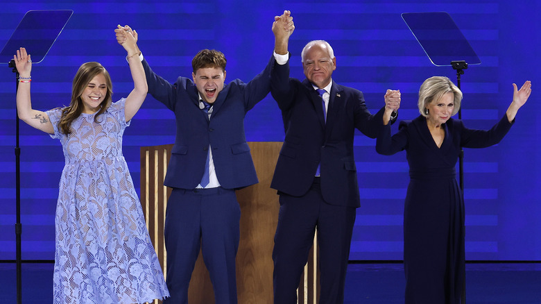 Tim Walz con la moglie e i figli al DNC del 2024