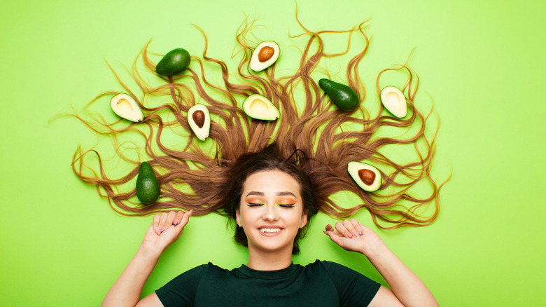 Avocado che circondano i capelli della donna