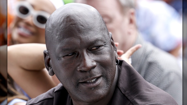 Michael Jordan strizza gli occhi