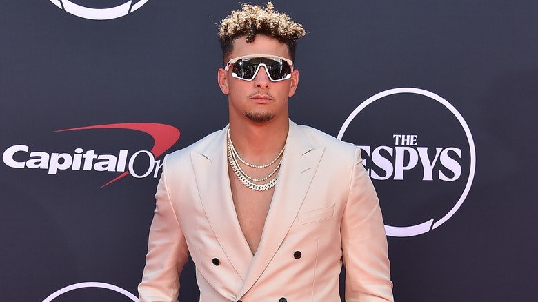 Patrick Mahomes indossa occhiali da sole