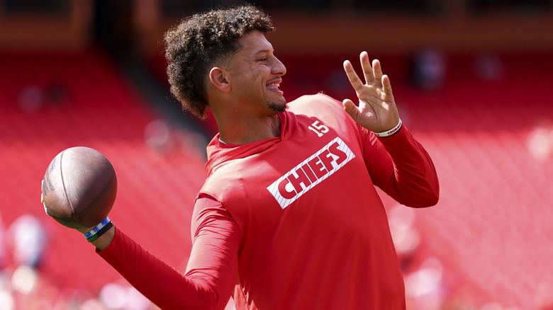 Patrick Mahomes tiene in mano un pallone da football