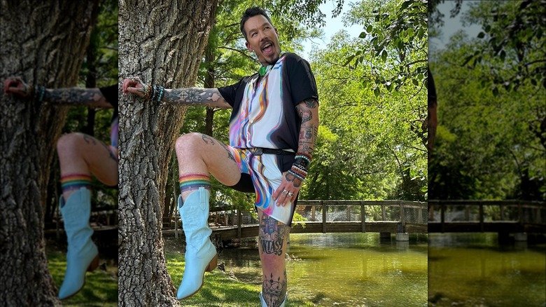 David Bromstad posa accanto all'albero