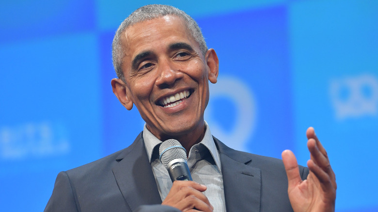 Barack Obama seduto sul palco