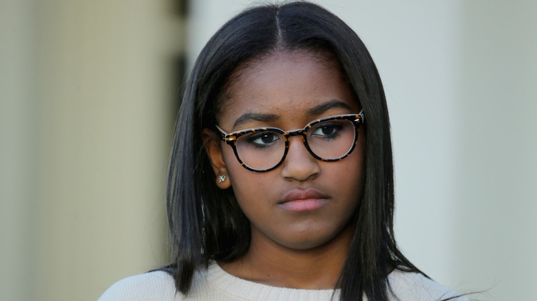 Sasha Obama indossa gli occhiali