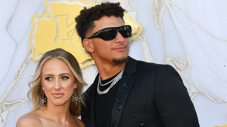 Brittany e Patrick Mahomes in posa