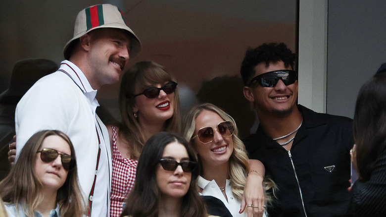 Travis Kelce e Taylor Swift con Brittany e Patrick Mahomes