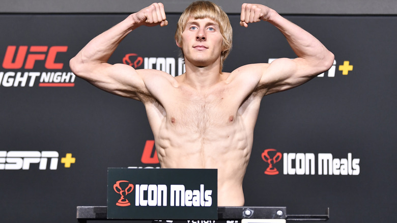 Paddy Pimblett flette entrambe le braccia durante la pesatura