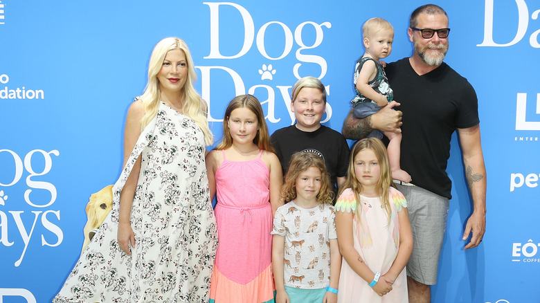 Tori Spelling, Dean McDermott e i bambini partecipano all'evento della première