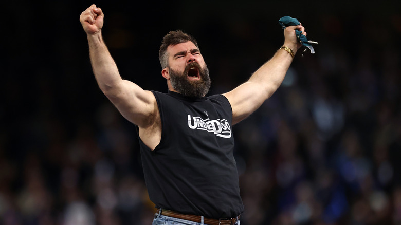 Jason Kelce alza le braccia e urla