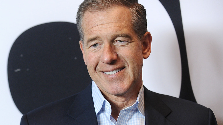 Brian Williams sorride docilmente 