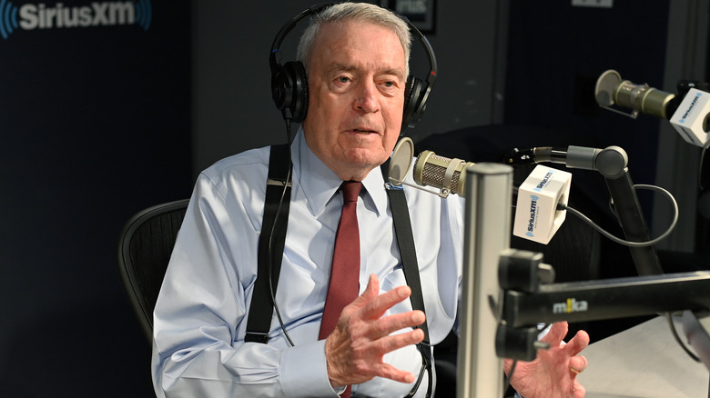 Dan Rather era seduto al microfono