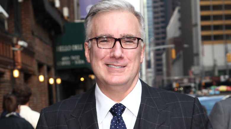 Keith Olbermann sorride per strada