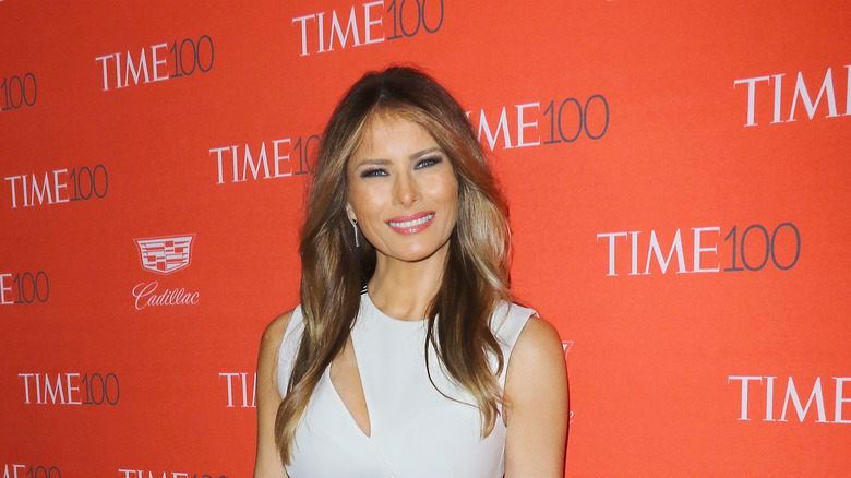 Melania Trump indossa un abito bianco