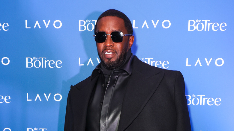 Sean Combs indossa occhiali da sole