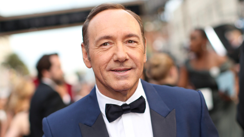 Kevin Spacey in smoking sorridente