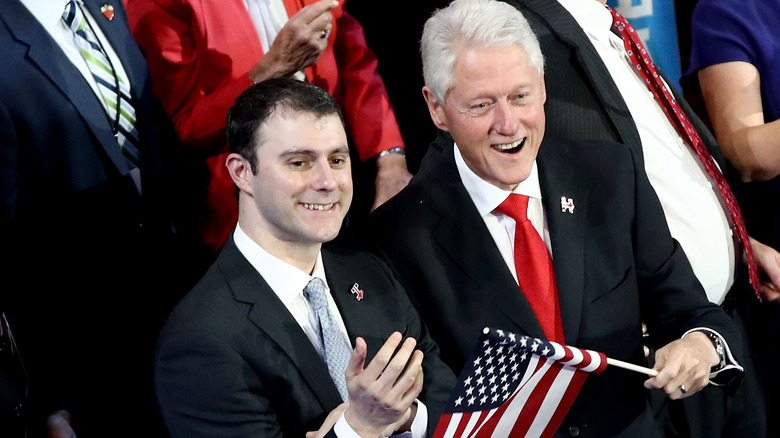 Marc Mezvinsky e Bill Clinton sorridono