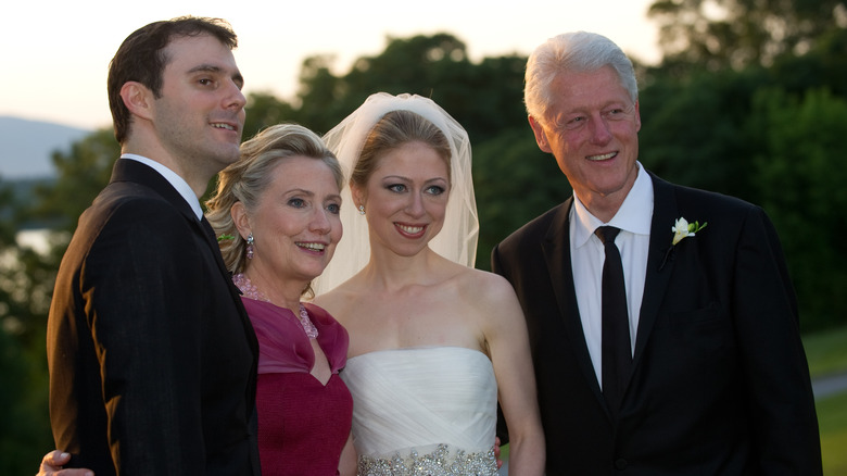 Marc Mezvinsky, Hillary Clinton, Chelsea Clinton e Bill Clinton sorridono