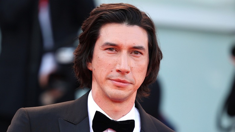 Adam Driver sorride